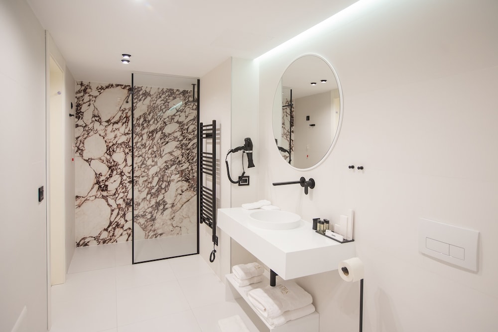 ELISA TIRANA AFFILIATED BY MELIA 60/64