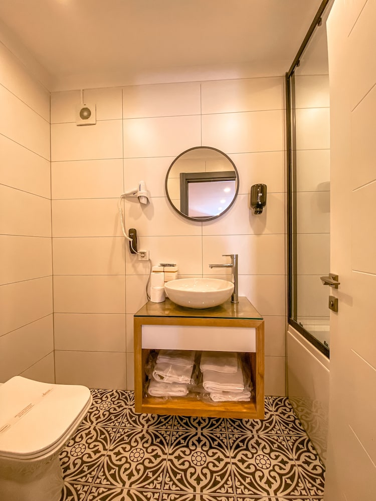 Lopera Deluxe Hotel 38/41