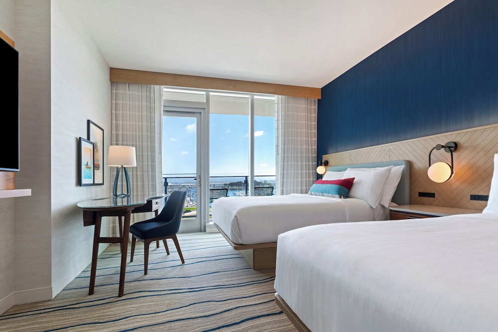 غرفة بسريرين كوين بإطلالة على المرسى بشرفة، Gaylord Pacific Resort & Convention Center 3/5