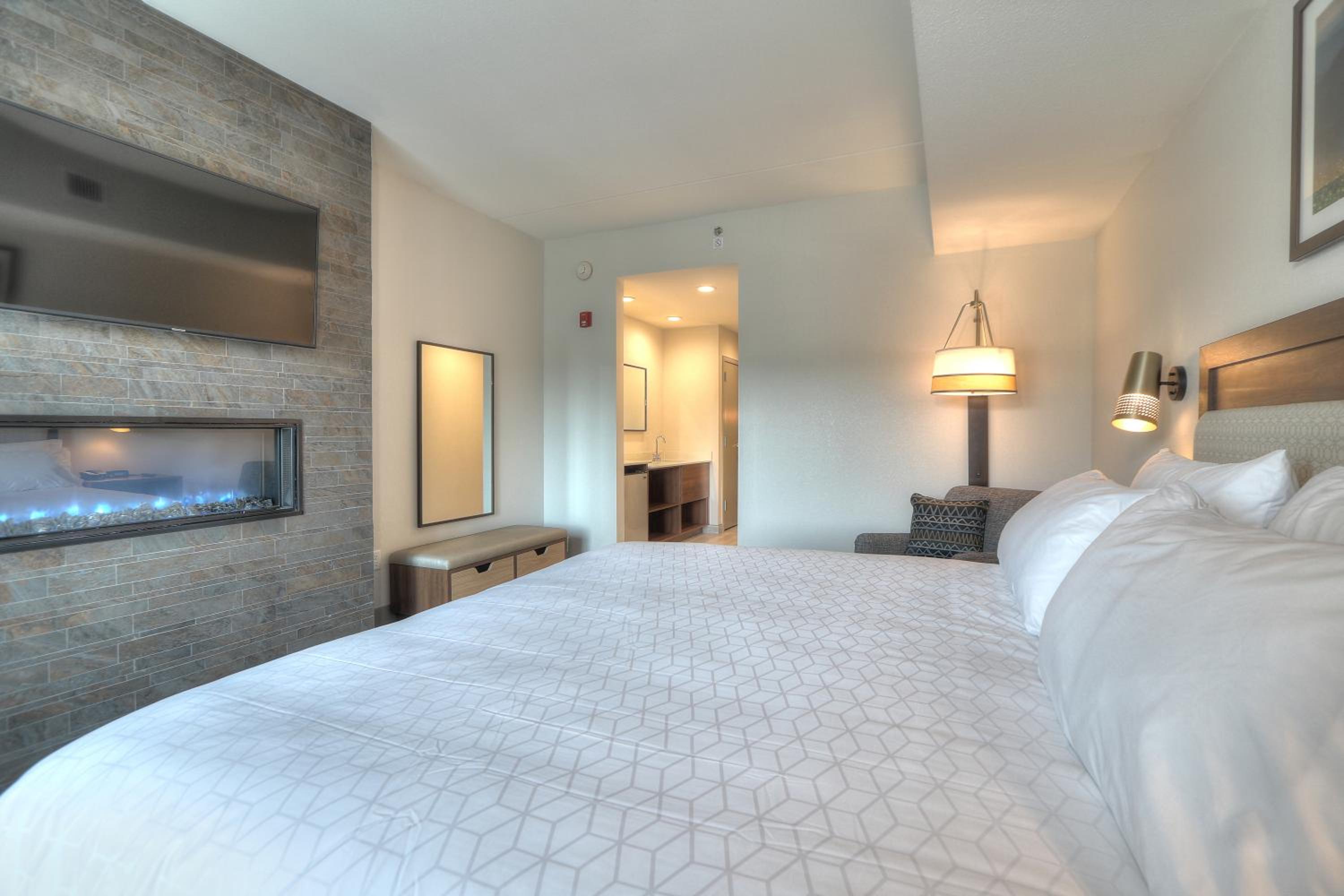 1 Bedroom, Suite, King Bed, Parkway View, Sofa، Holiday Inn & Suites Pigeon Forge Convention Center (ex Econo Lodge Hotel) 2/3