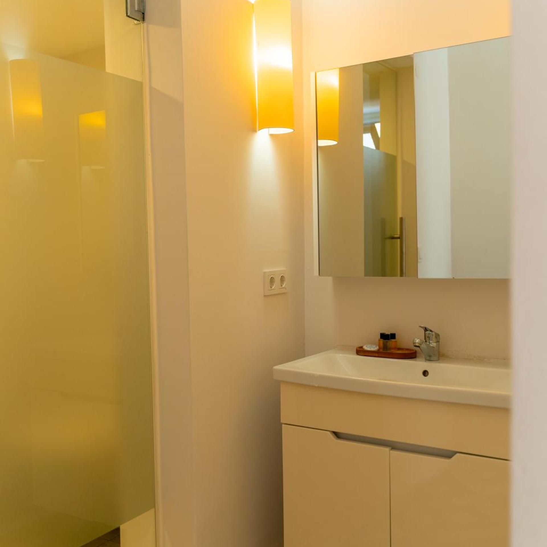 Chillos Beach Hotel & Lounge 40/43