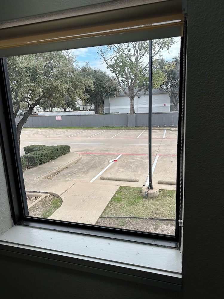 Super 8 by Wyndham Dallas Love Field Airport 39/60