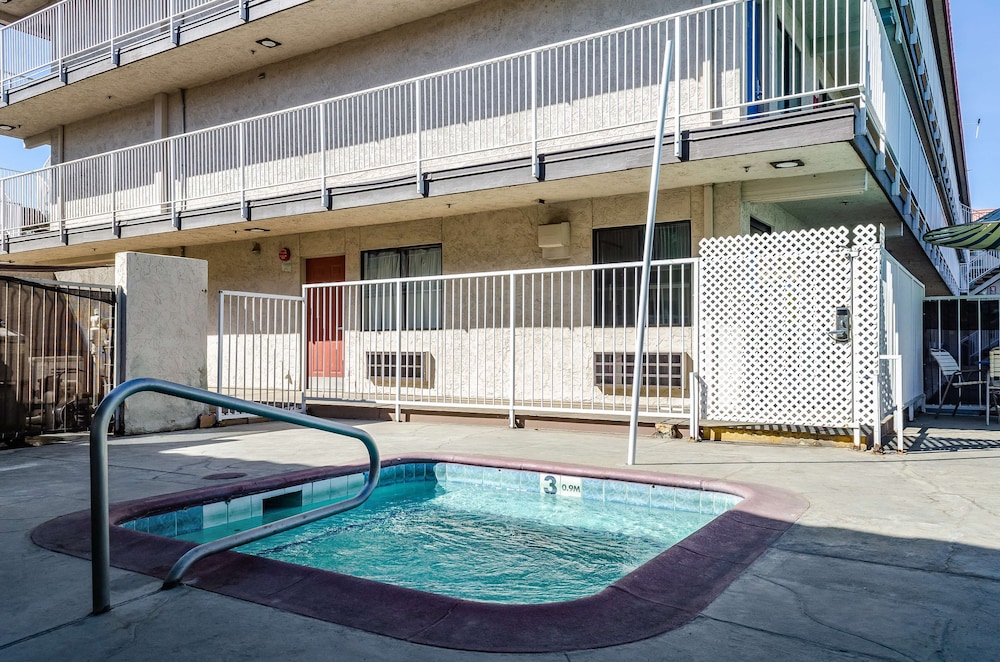 Studio6 Fresno, CA - Extended Stay 21/37