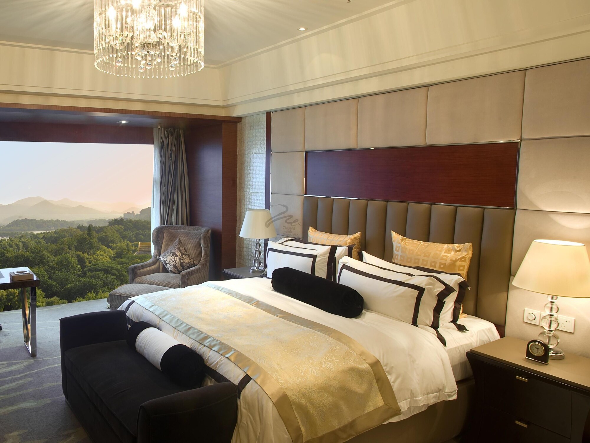 EXECUTIVE, KING BED, LAKE VIEW