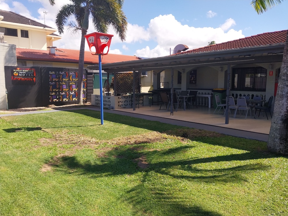 TROPIC COAST MOTEL 67/74
