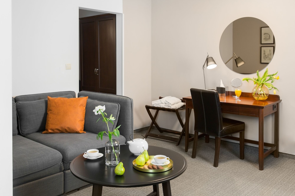 Bristol Hotel 44/52