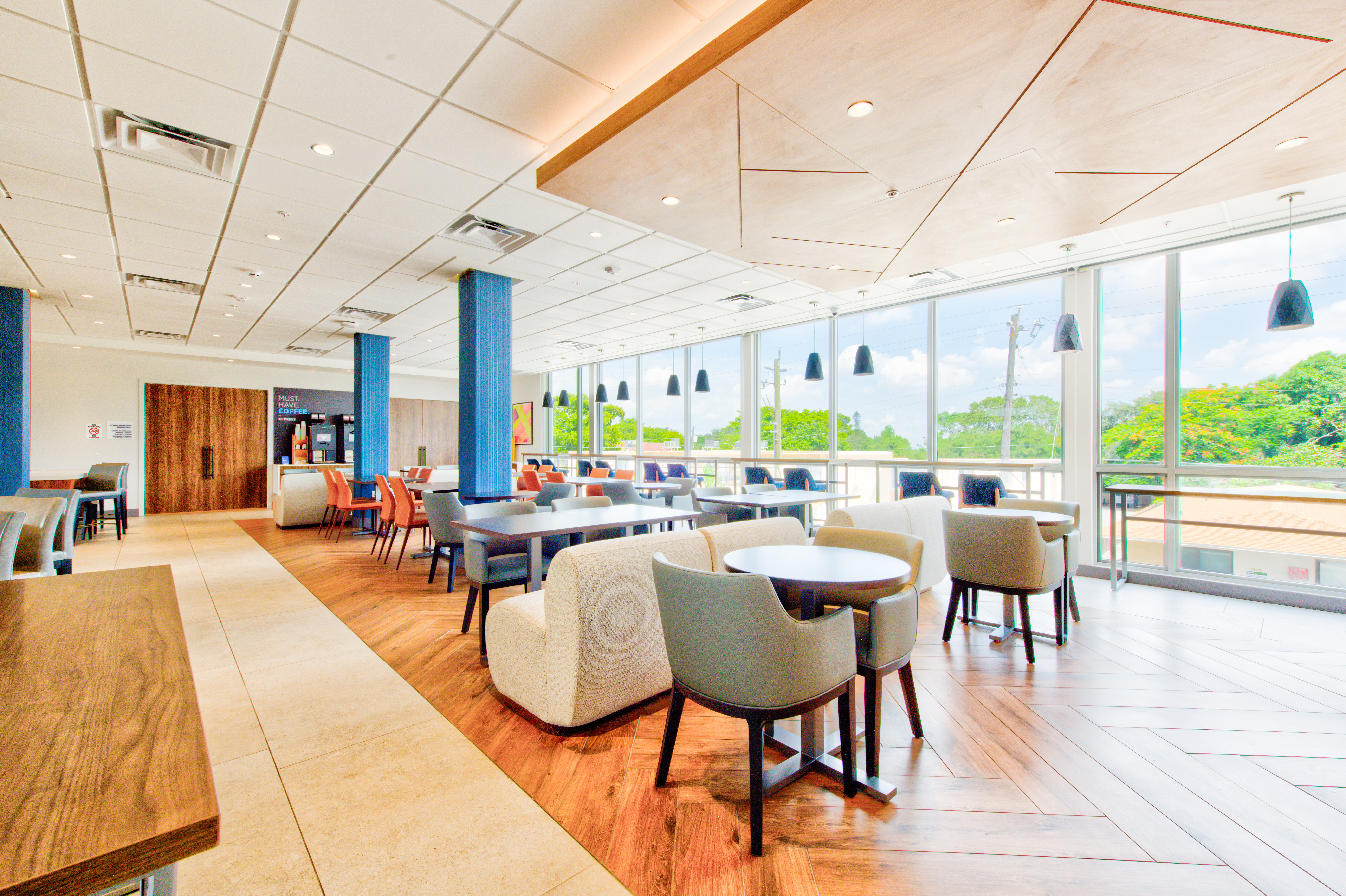 Holiday Inn Express & Suites Miami Intl Airport - 36th St 37/50