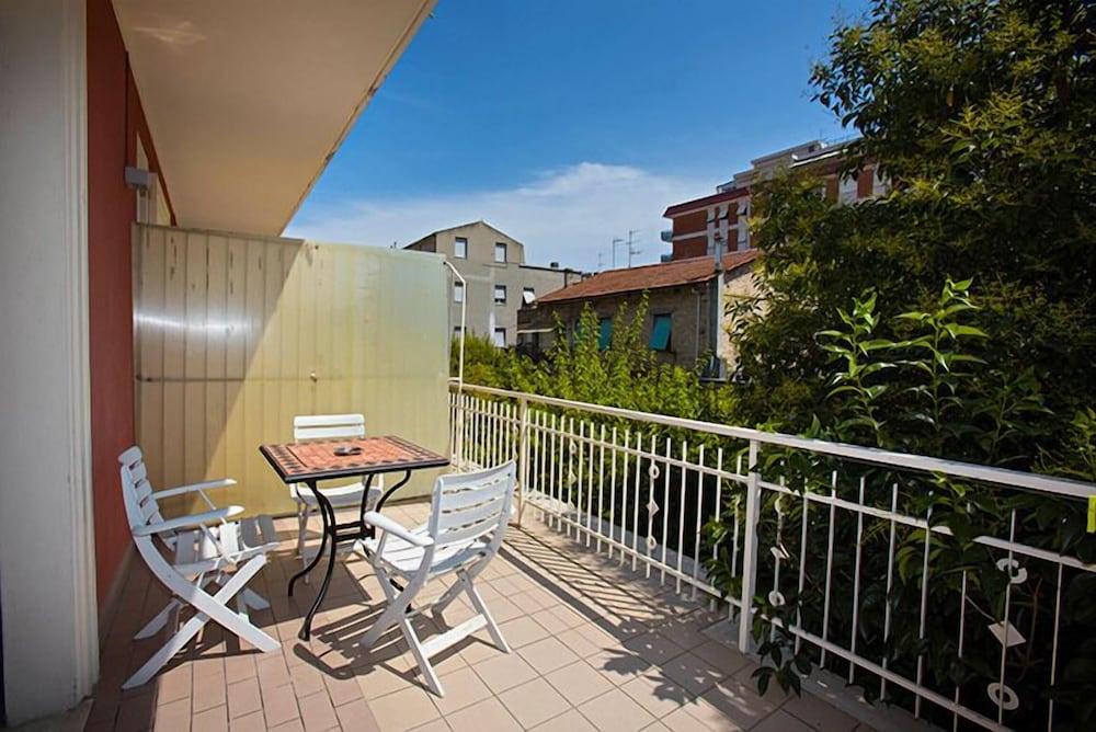 Hotel Lo Squalo 38/41