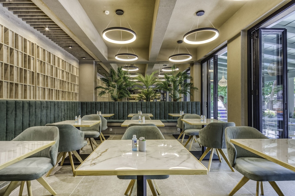 Astron Hotel 43/56