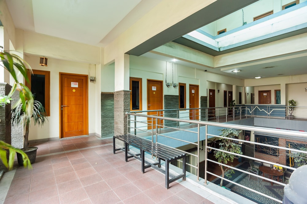 Reddoorz Plus Near Universitas Indonesia 4/50