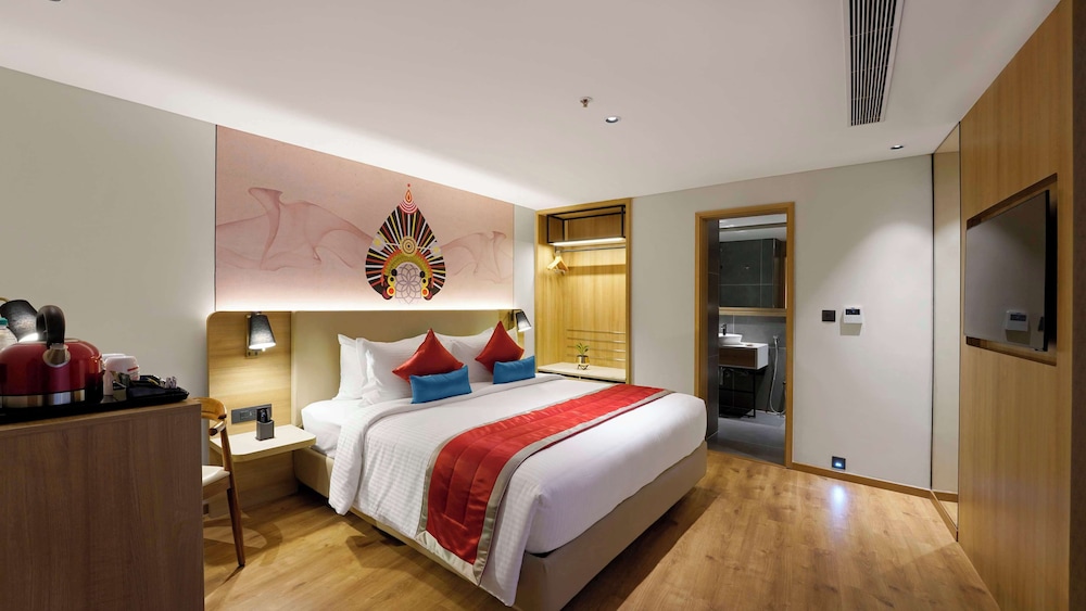 DELUXE, KING BED, KITCHENETTE