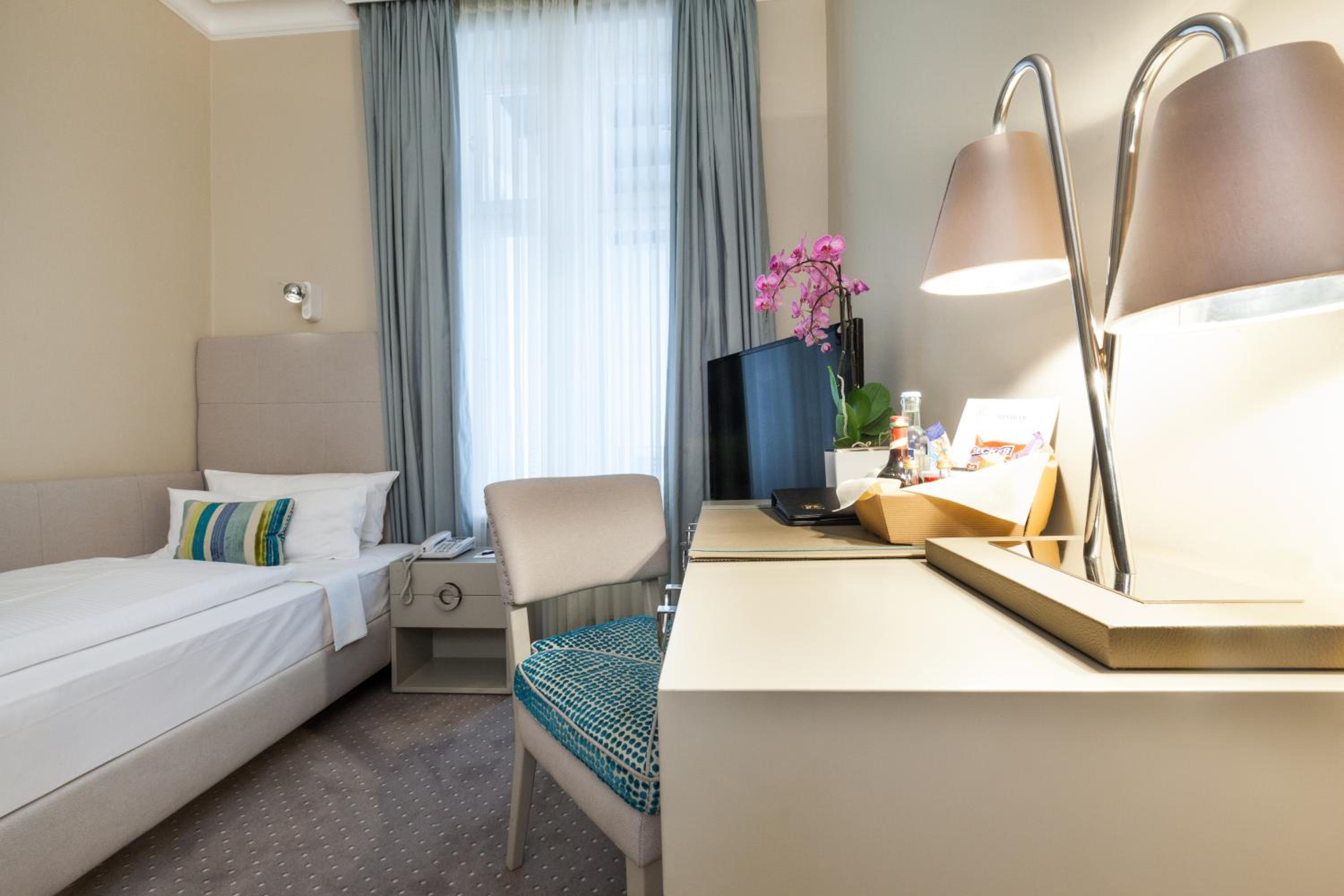 Courtyard, Single, Single Bed