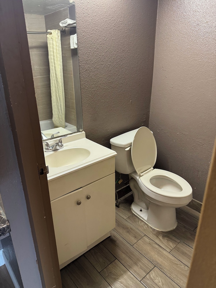 Economy Inn North Randall 43/49