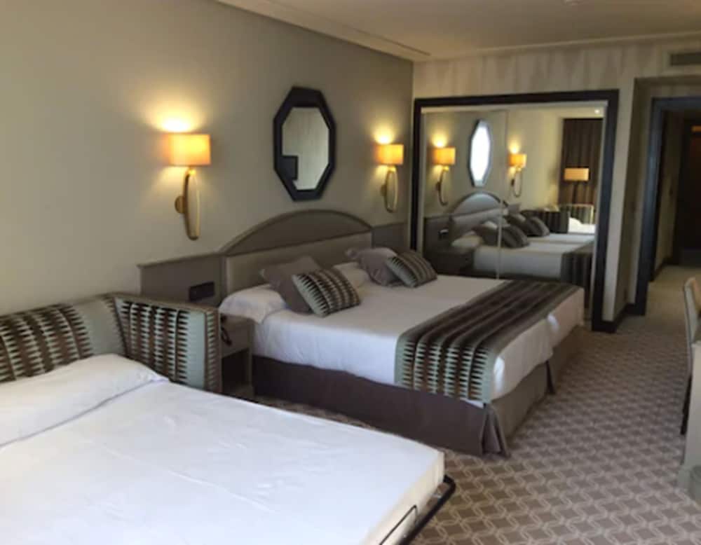 ROOM, TRIPLE