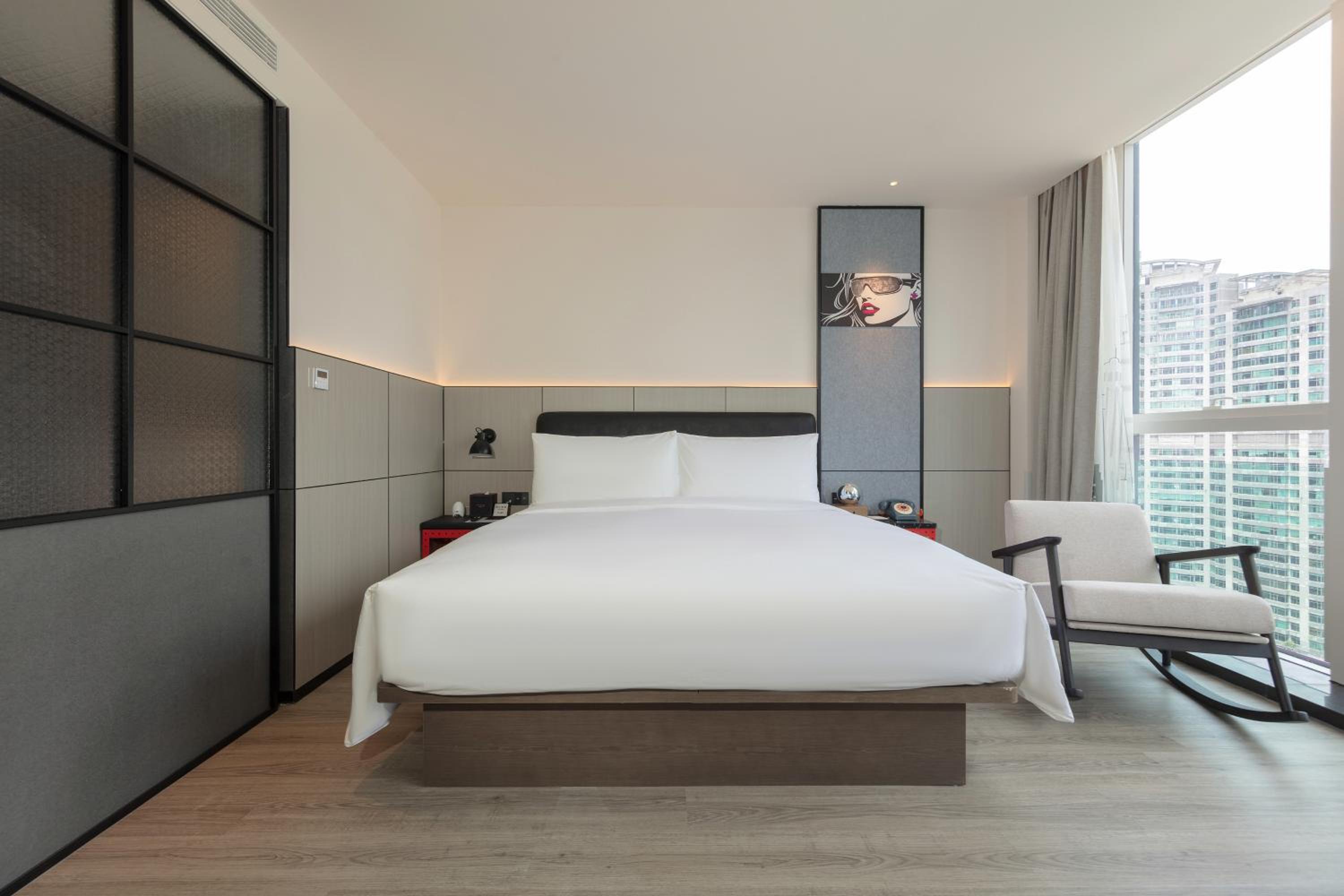 Guest Room, Family, 1 King and 1 Single Beds, Large