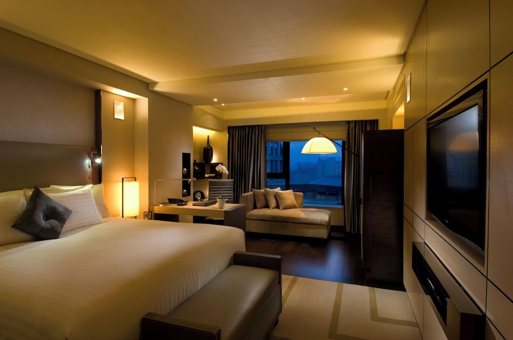 DELUXE, KING BED