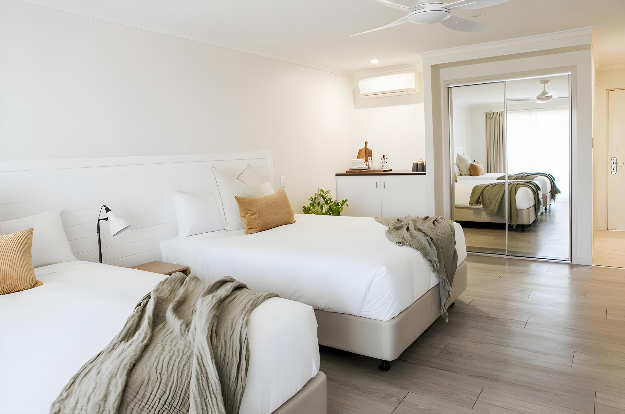 DELUXE, DOUBLE OR TWIN BED