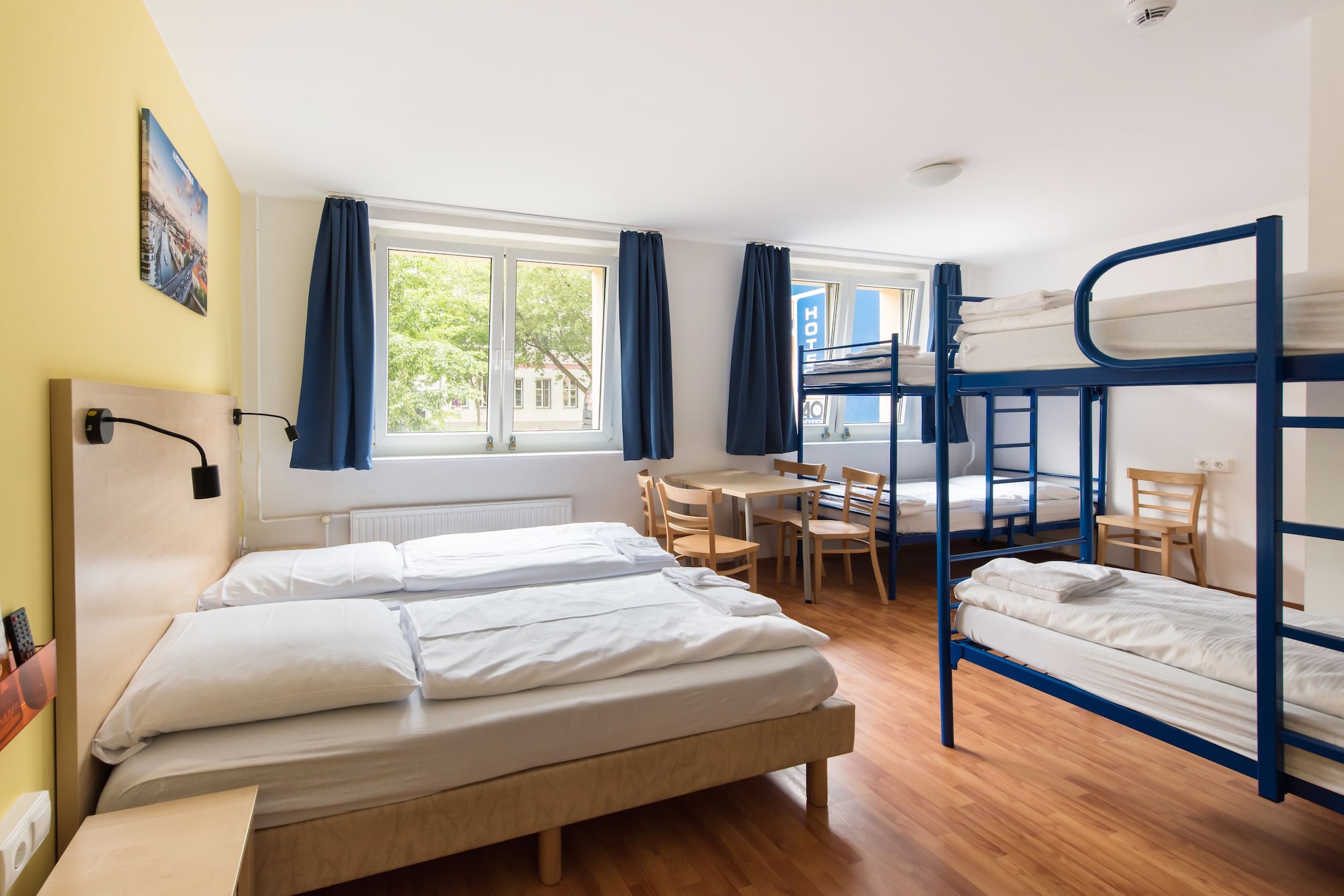 ROOM, 6 BEDS