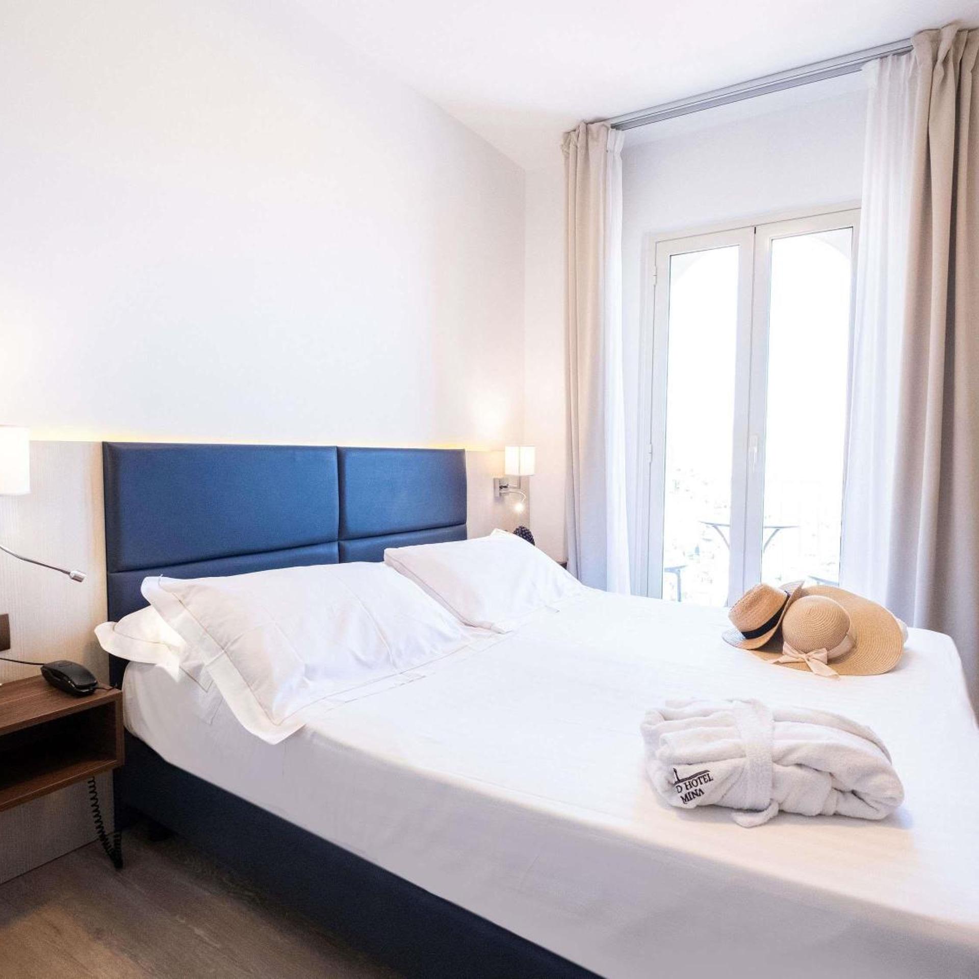 Classic, Queen Bed, Side Sea View 3/7