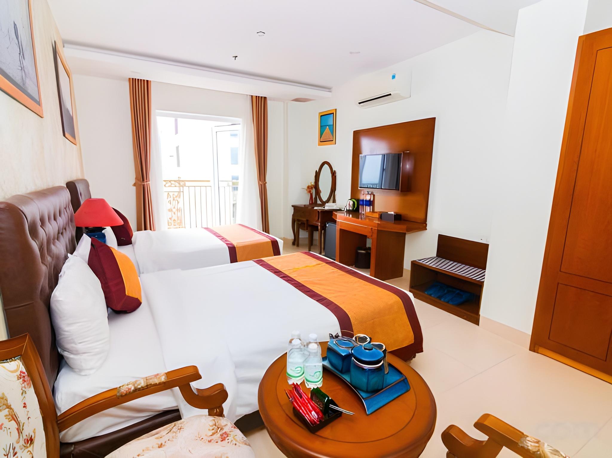 Executive, Triple, 1 Double and 4 Single Beds, Balcony