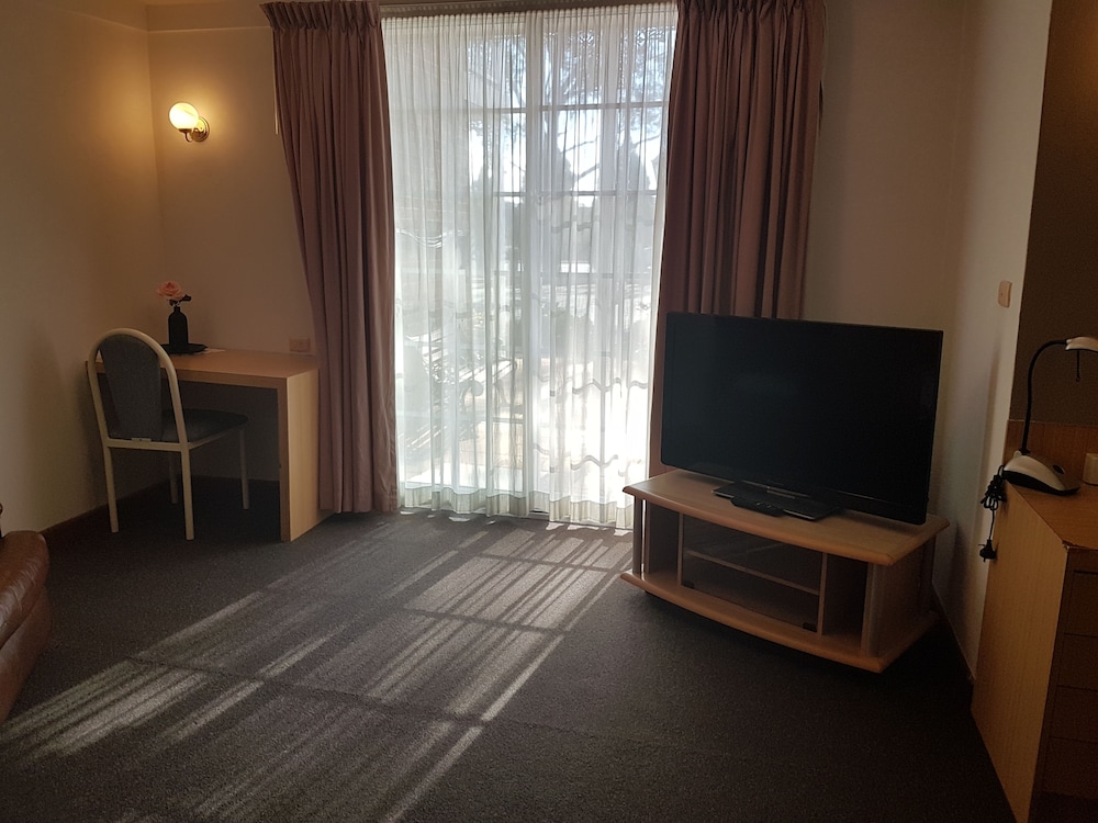 Golden Age Motor Inn Queanbeyan 22/50
