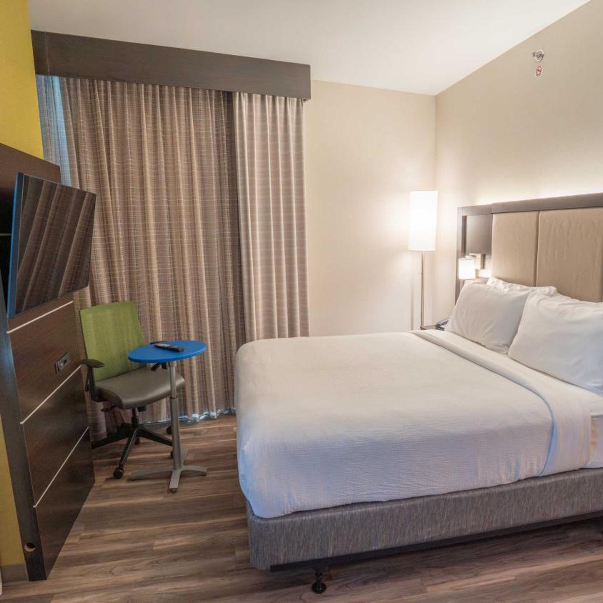 Standard, King Bed, Skyline View، Holiday Inn Express Long Island City E New York, an IHG Hotel 7/7