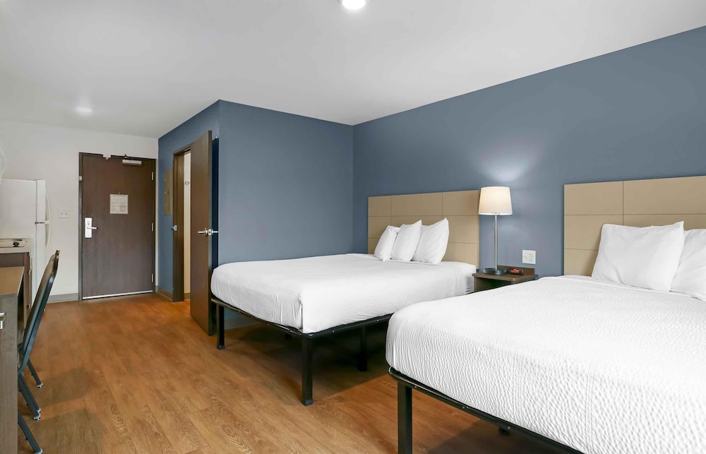 STUDIO, 2 QUEEN BEDS