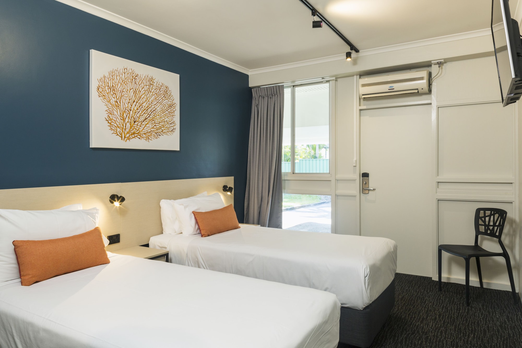 STUDIO, TWIN BEDS