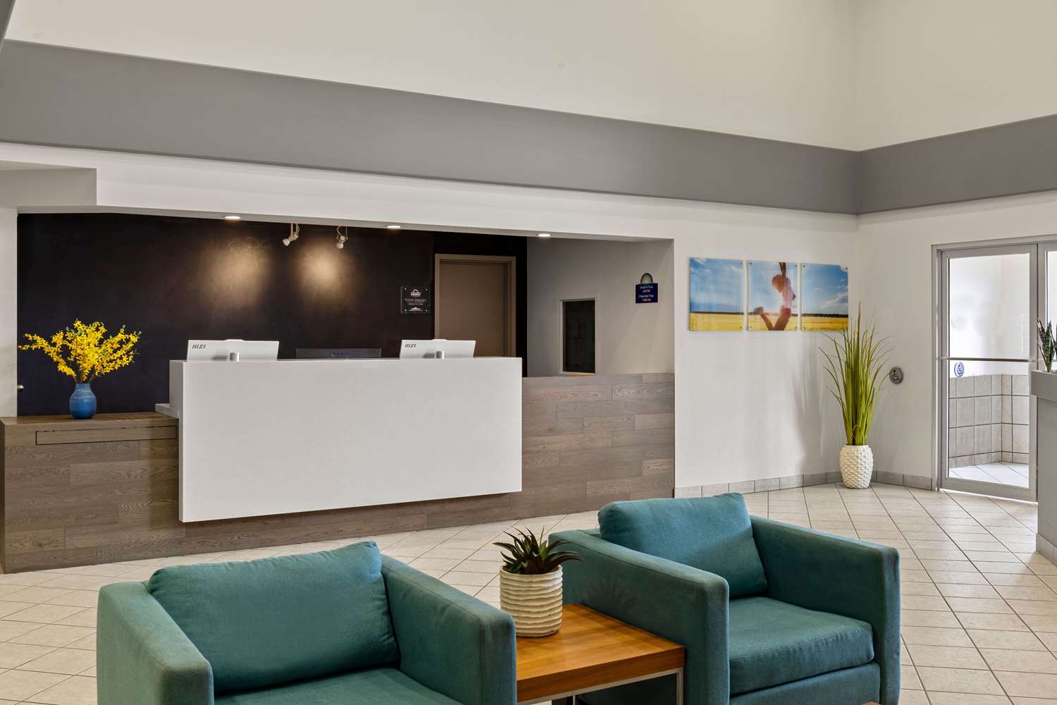 Days Inn by Wyndham Steinbach 11/43