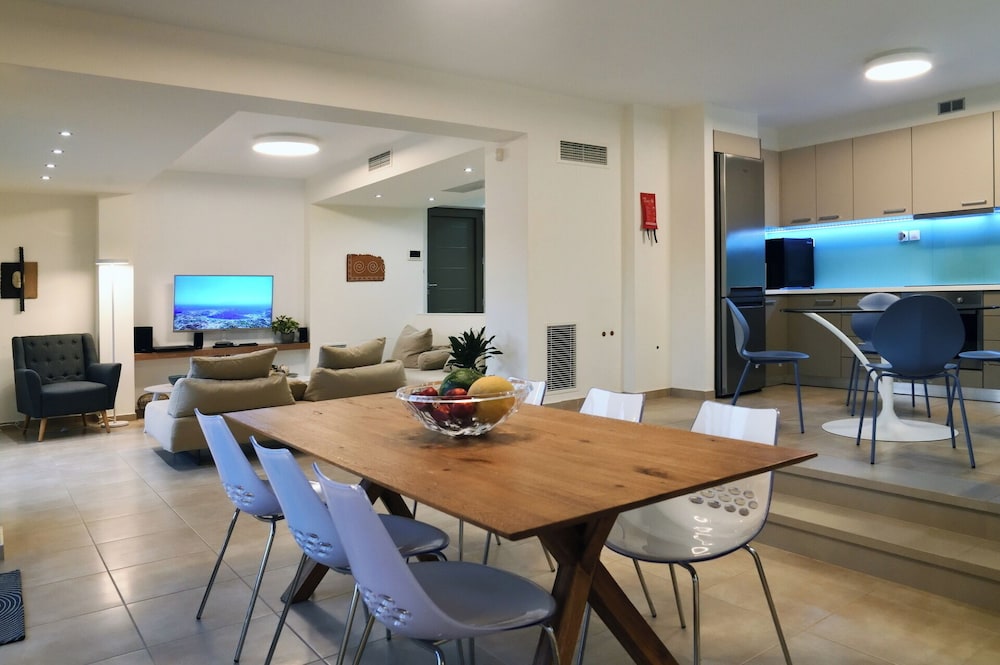 Villa Breeze 12/22