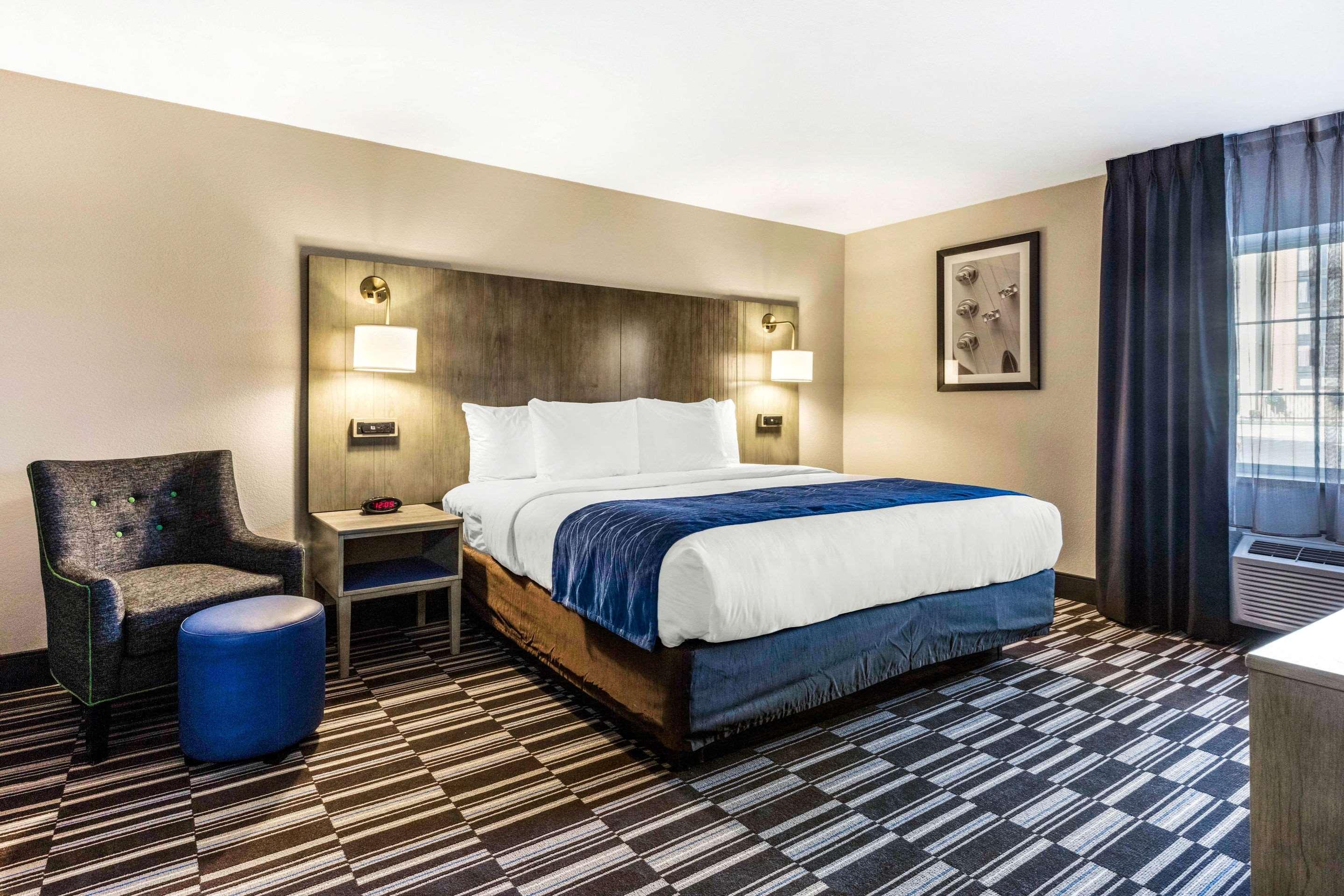 SUITE, KING BED