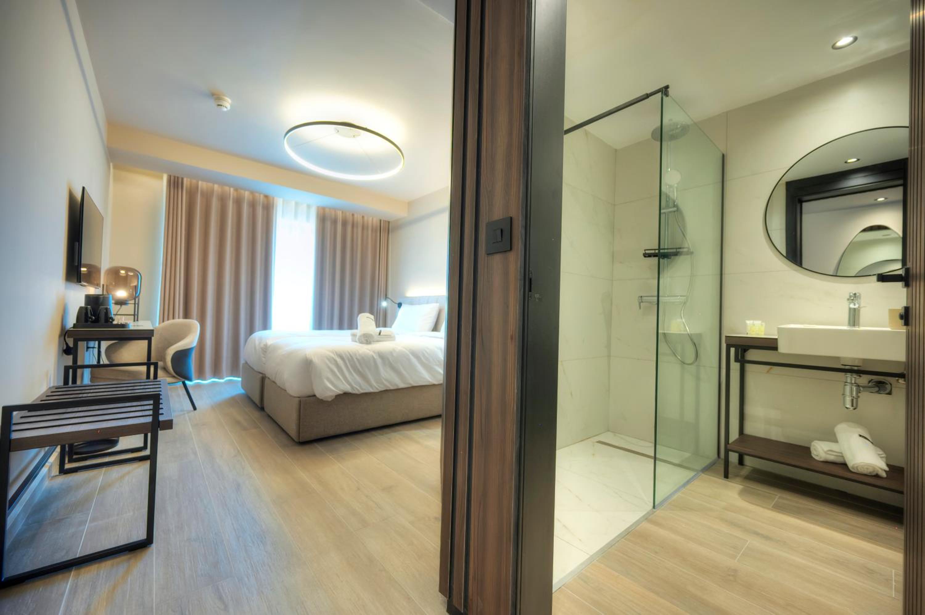 ROOM, DOUBLE OR TWIN BED, PARTIAL SEA VIEW
