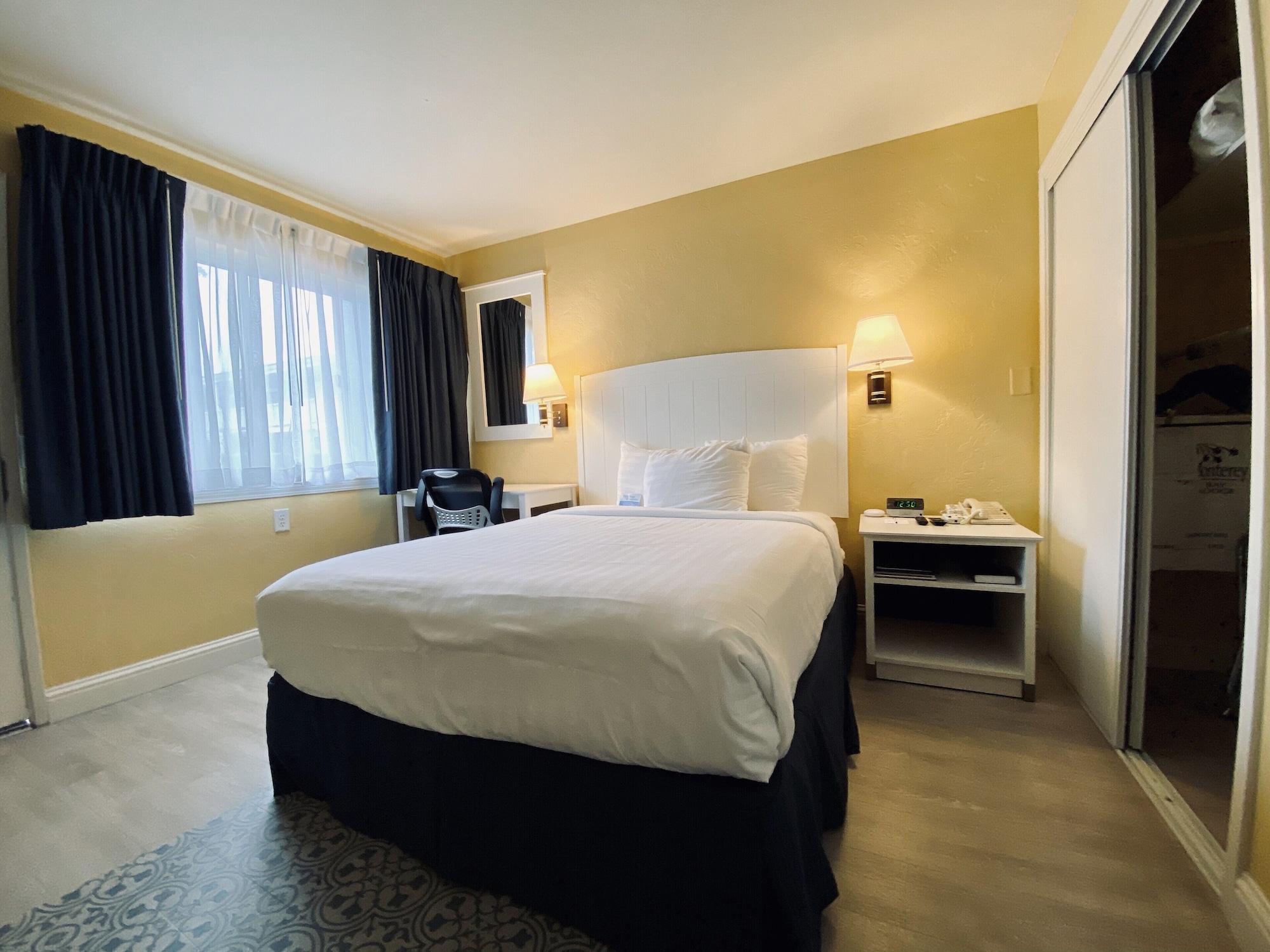 STANDARD, QUEEN BED
