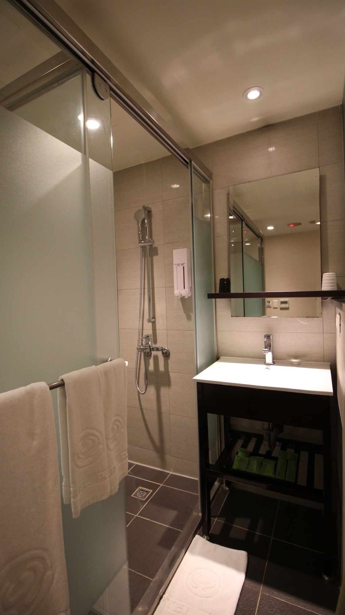 Economy, Double Bed, No Window، Hotel Puri Ximen Branch 5/5