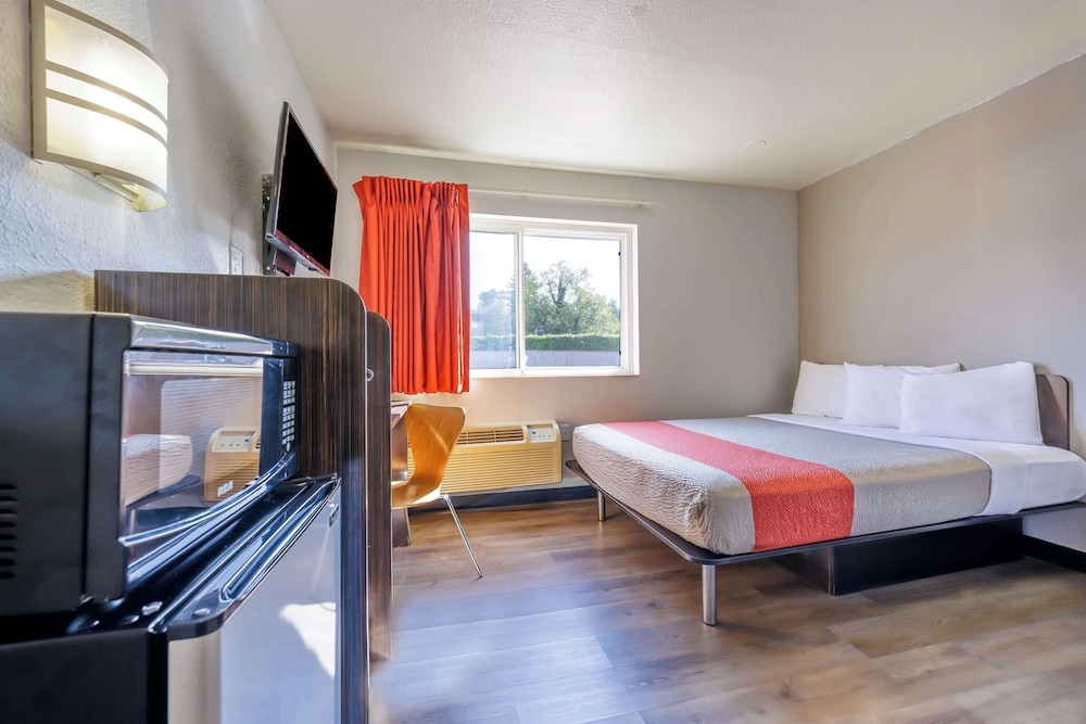 DELUXE, DOUBLE BED, ACCESSIBLE