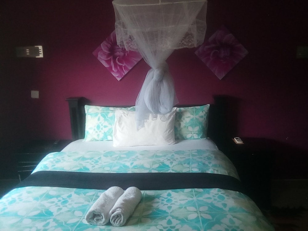 Royal Olympia Lodges And Safaris 6/17