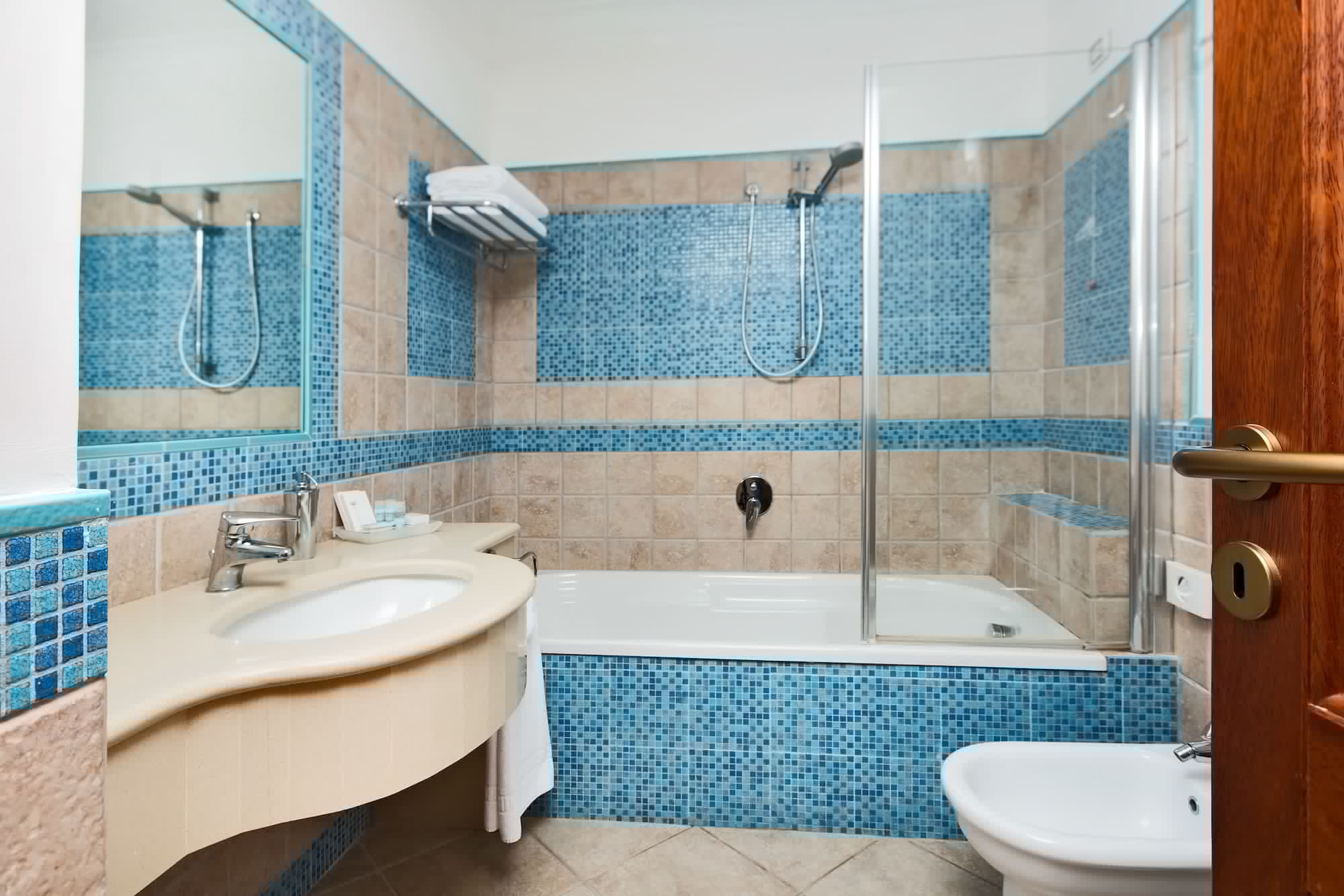 غرفة قياسية بسرير مزدوج بإطلالة على الحديقة بشرفة، Villa Ceselle 3/5