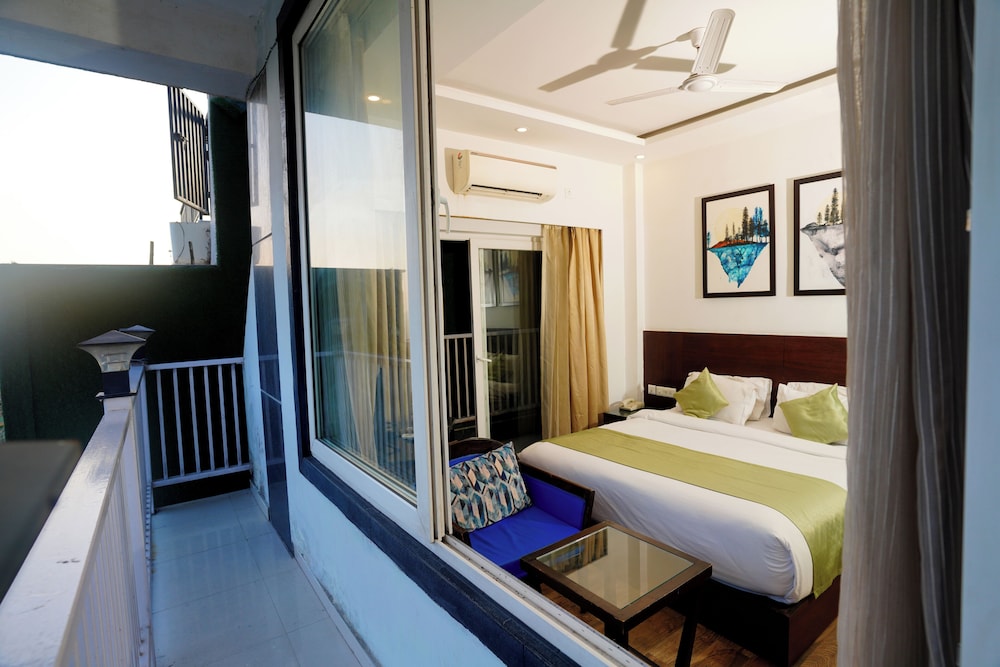 Standard, King Bed, Hill View