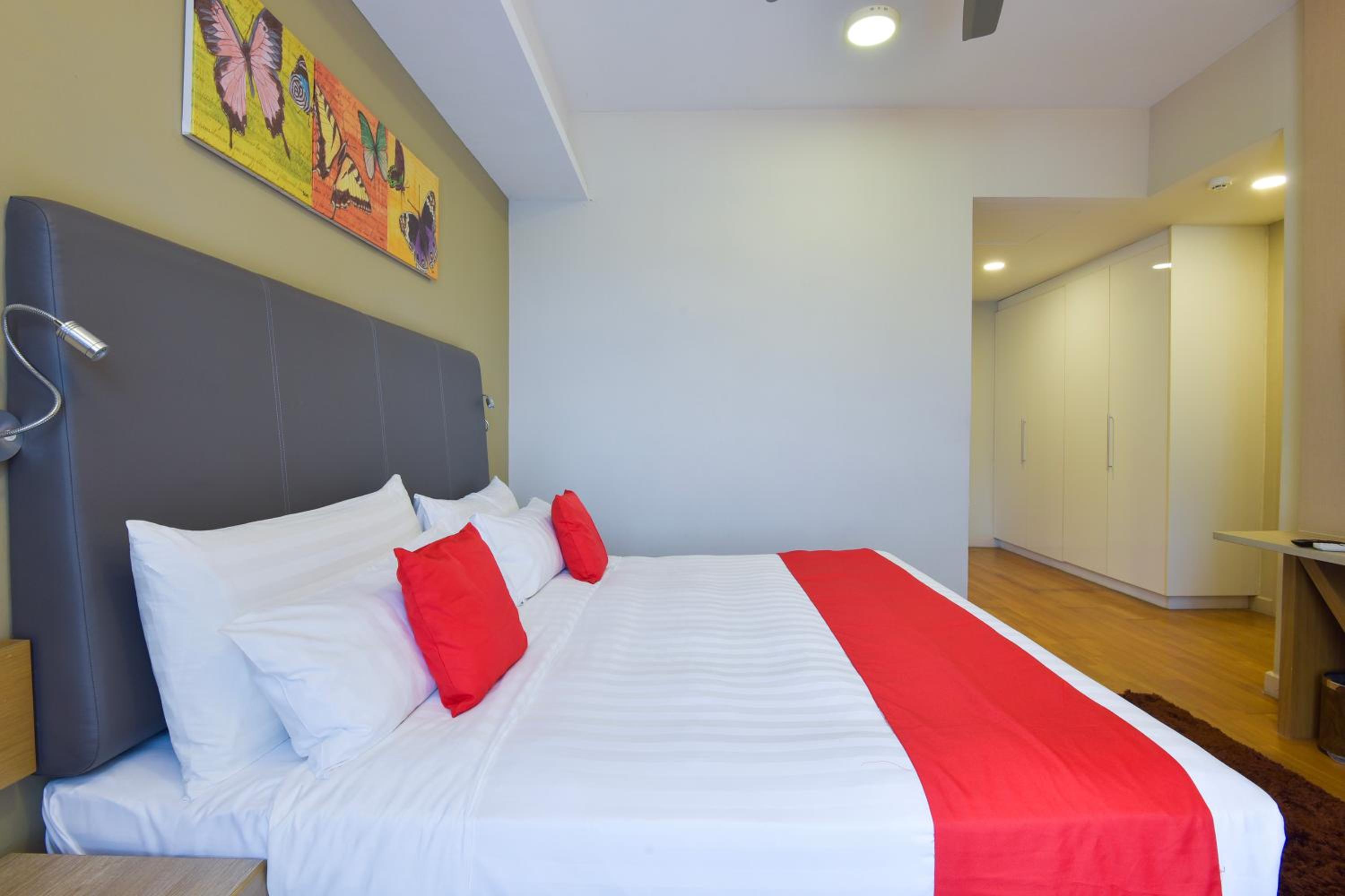 2 Bedrooms, Suite, 2 Double Beds, Pool View, Twin Towers View