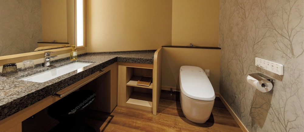 2 BEDROOMS, DELUXE, SUITE, GARDEN VIEW, BALCONY