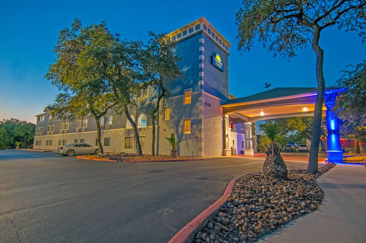 Days Inn & Suites by Wyndham San Antonio North/Stone Oak 54/63