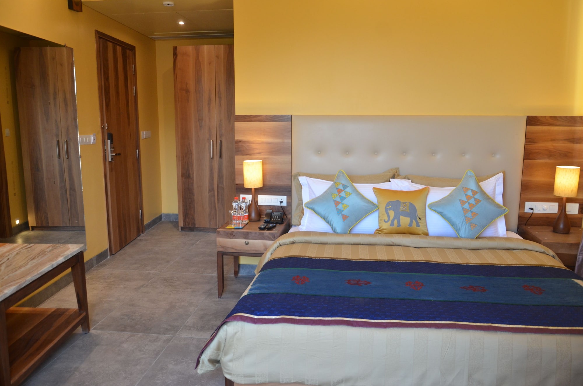 DELUXE ROOM