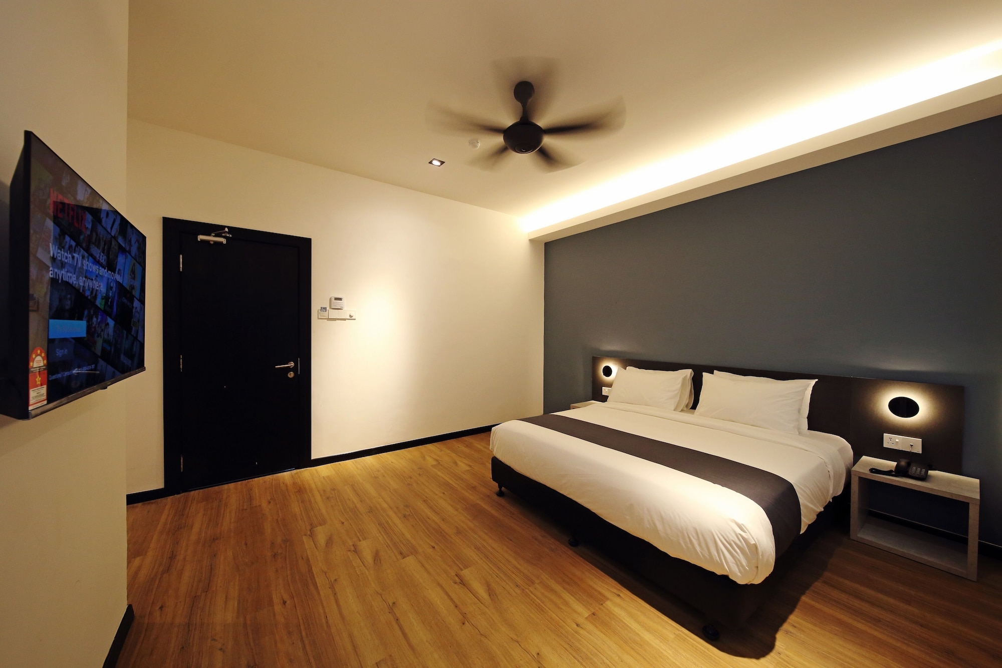 SUPERIOR, QUEEN BED