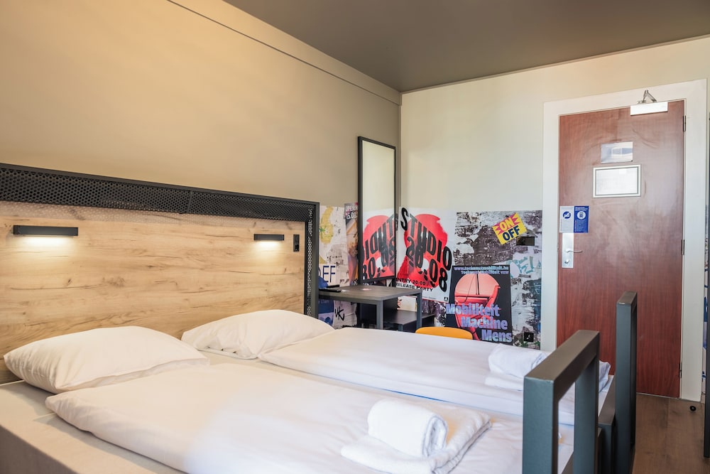 ROOM, SINGLE, TWIN BEDS