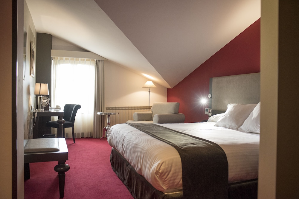 Standard, Triple, 1 Queen and 1 Single Bed