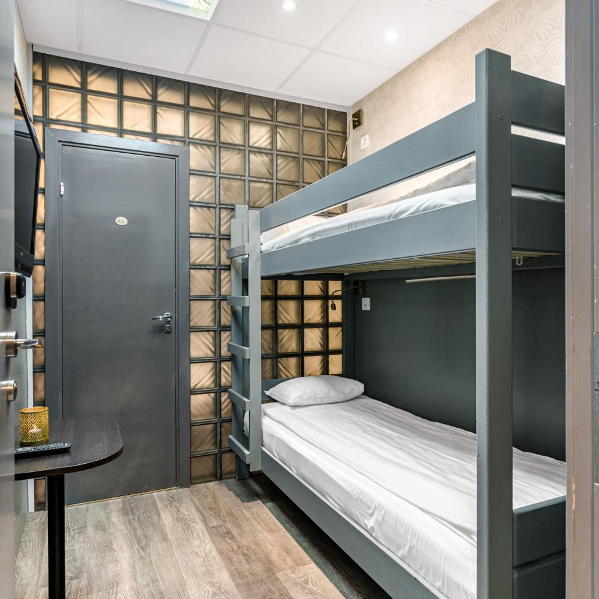 غرفة بسريرين منفصلين وسرير بطابقين، Stockholm Inn Hotel 4/10