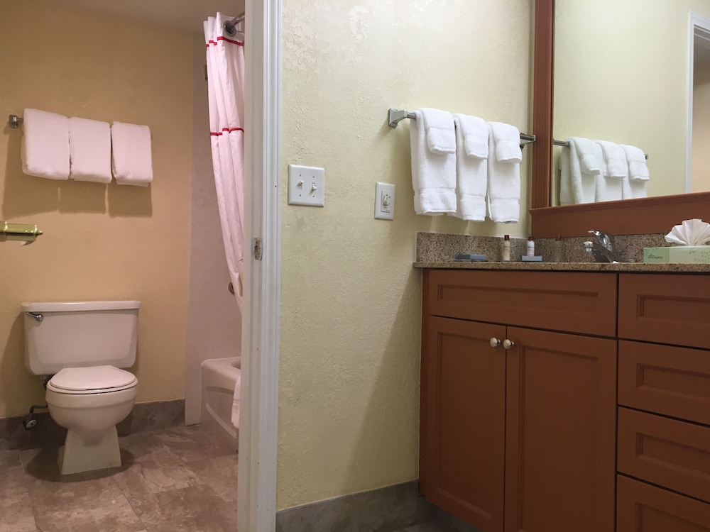 STUDIO, SUITE, KING BED