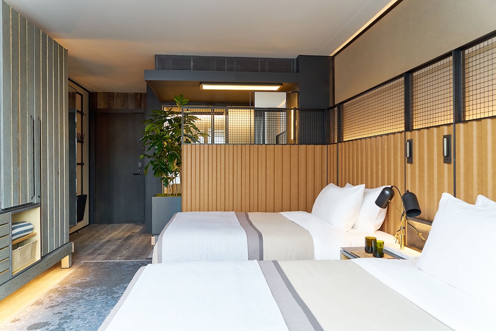 DUMBO, 2 DOUBLE BEDS
