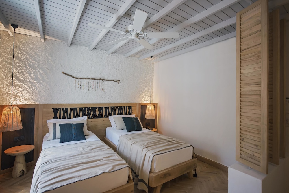 Classic, Double Bed, Street or Street Side View