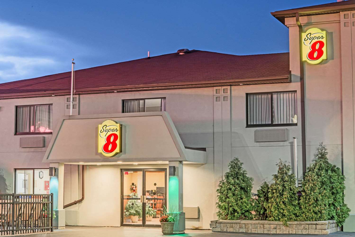 Super 8 by Wyndham Niagara Falls NY 2/25